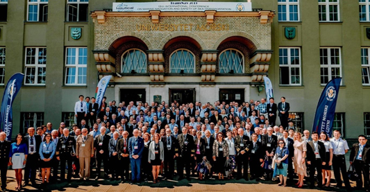 Zajednička fotografija sudionika konferencije TransNav 2019 ispred povijesne zgrade Pomorskog fakulteta Sveučilišta u Gdinyi